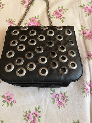 Siyah, kuş gözü detaylı Koton marka gri zincirli çarpraz çanta
