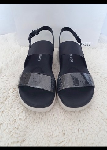 Nine West Siyah Yılan Desenli Dolgu Topuklu Kadın Sandalet - Görsel 3