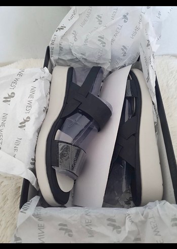 Nine West Siyah Yılan Desenli Dolgu Topuklu Kadın Sandalet - Görsel 4