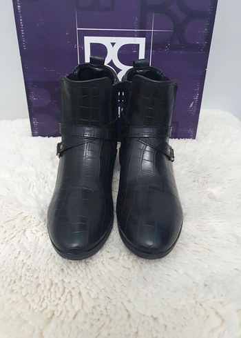 Parlak Siyah Yılan Desenli Zincirli Kadın Bot - Görsel 3