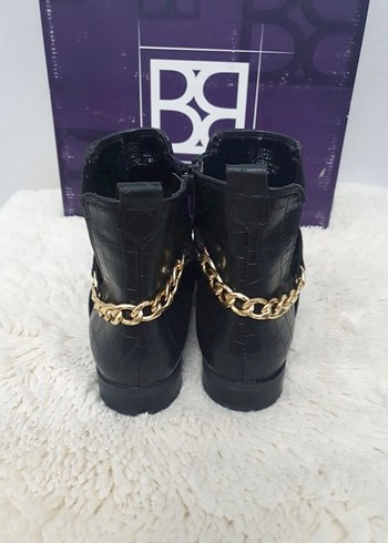 Parlak Siyah Yılan Desenli Zincirli Kadın Bot - Görsel 4