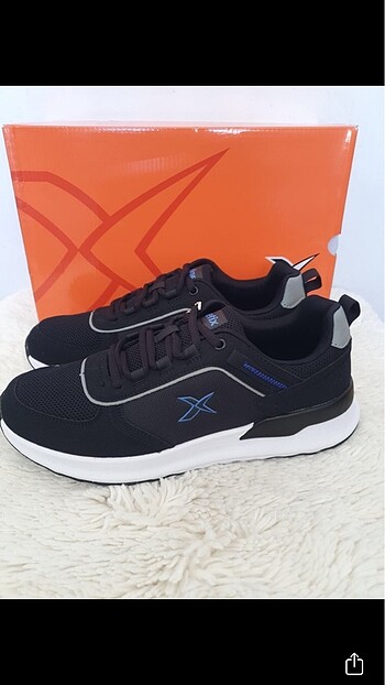 Kinetix sneaker