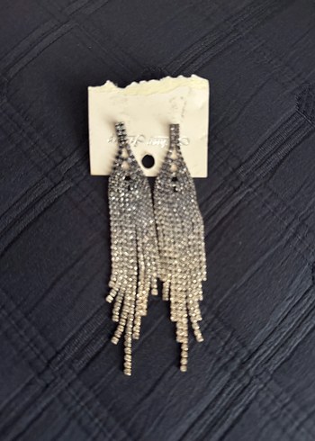 Gri Uzun Payetli Gotik Küpe - Görsel 3