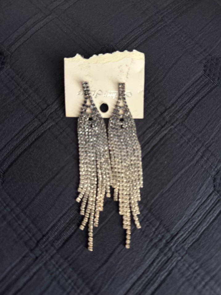 Gri Uzun Payetli Gotik Küpe - Görsel 3