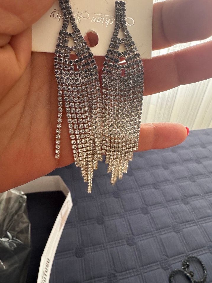 Gri Uzun Payetli Gotik Küpe - Görsel 4