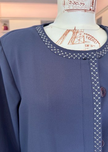 Düğmeli Nakışlı Uzun Lacivert Kadın Pardösü - Görsel 3