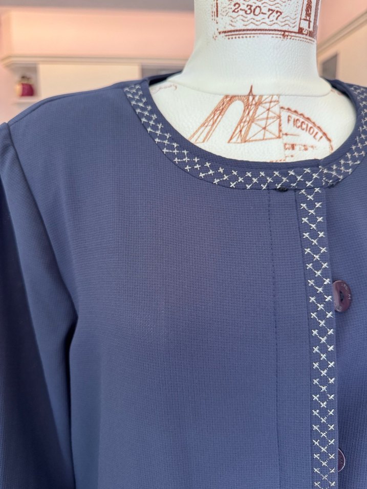 Düğmeli Nakışlı Uzun Lacivert Kadın Pardösü - Görsel 3