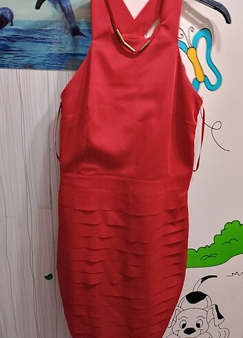 Kırmızı kisa elbise