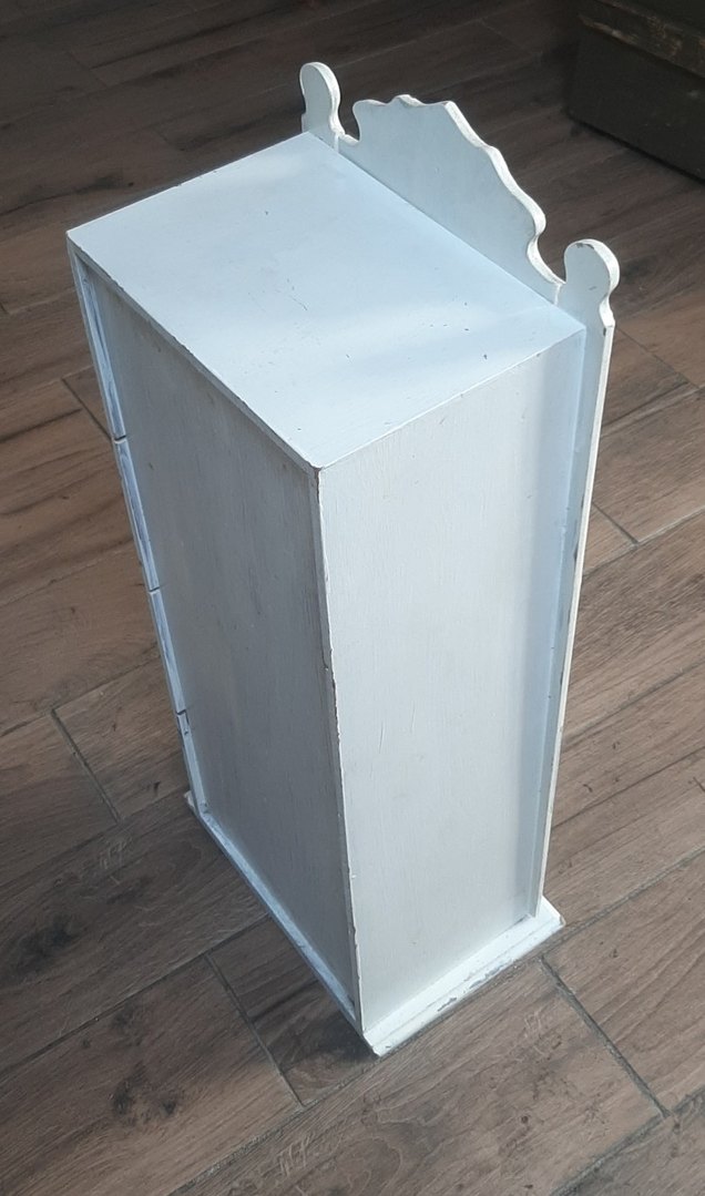 Beyaz ahşap dekoratif dolap - Görsel 5