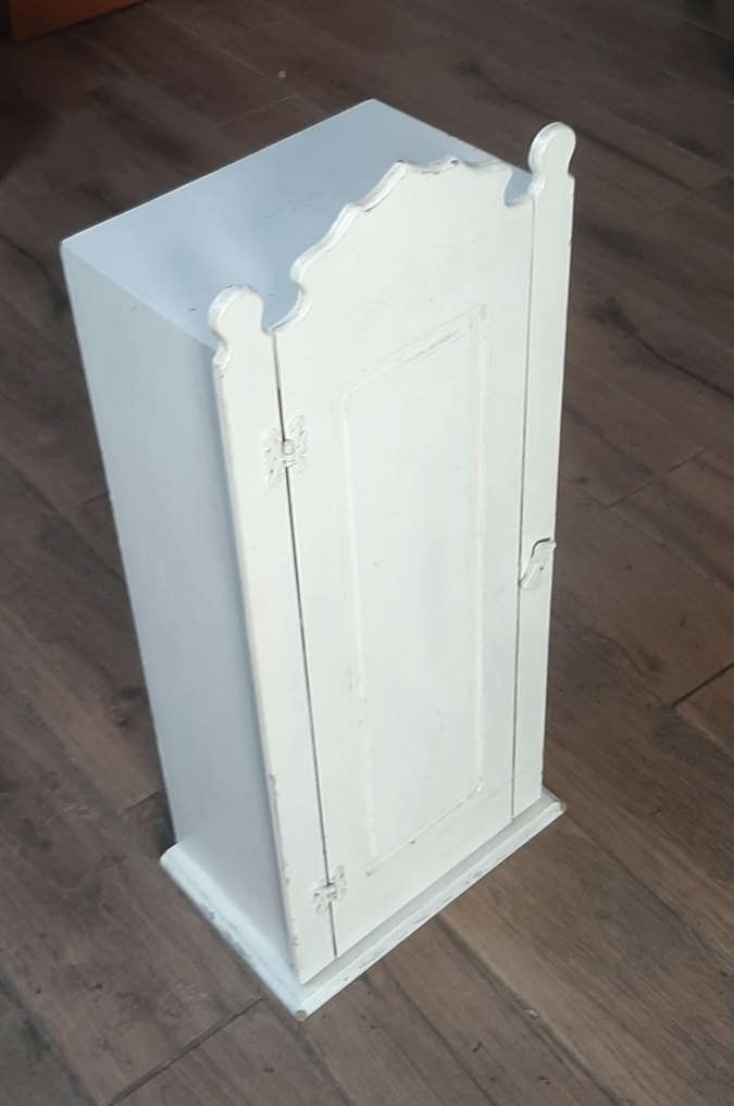 Beyaz ahşap dekoratif dolap - Görsel 2