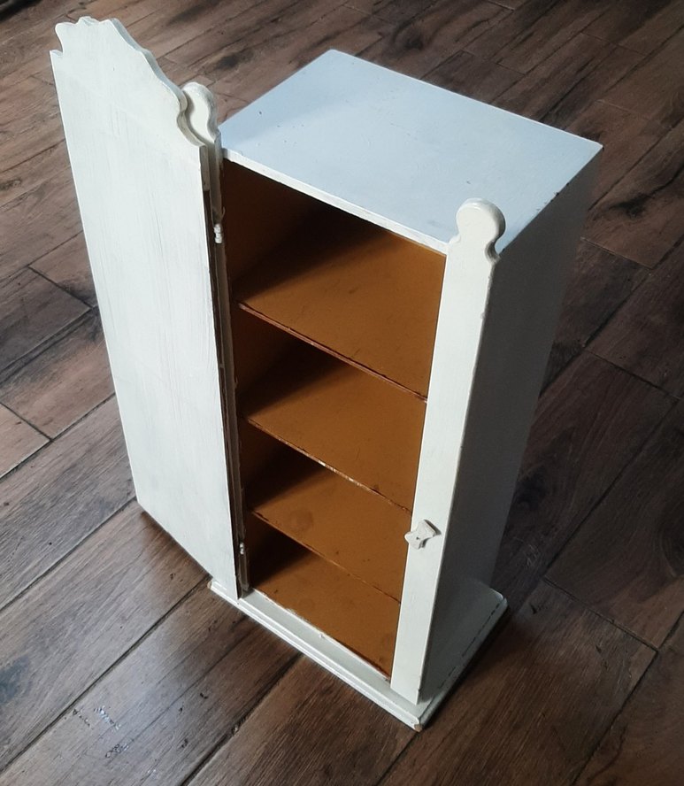 Beyaz ahşap dekoratif dolap - Görsel 4