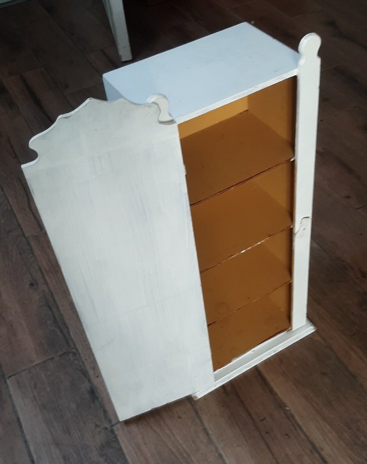 Beyaz ahşap dekoratif dolap - Görsel 3