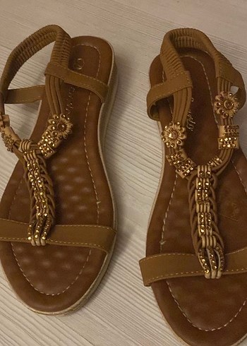 Boncuk Detaylı Bej Dolgu Topuklu Kadın Sandalet