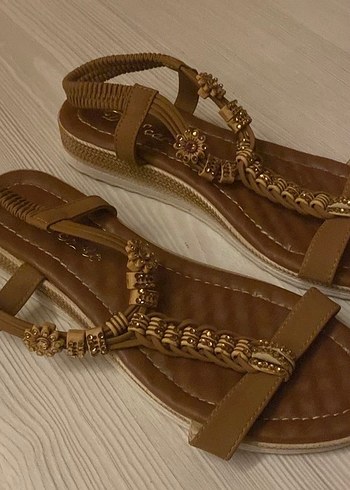 Diğer Boncuk Detaylı Bej Dolgu Topuklu Kadın Sandalet