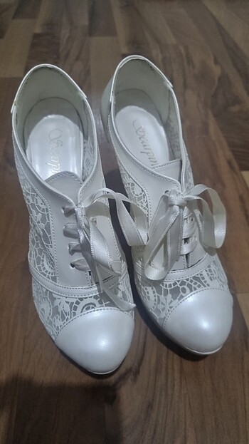 Beyaz dantel detaylı ayakkabı