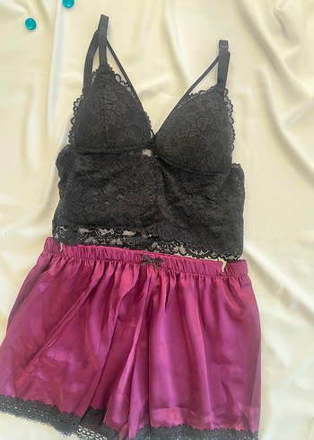 Siyah Dantelli Büstiyer ve Mor Mini Şort Takımı - Görsel 3