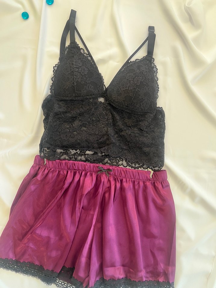 Siyah Dantelli Büstiyer ve Mor Mini Şort Takımı - Görsel 3