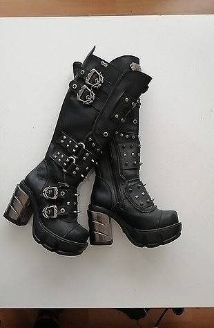 Gotik bayan çizme