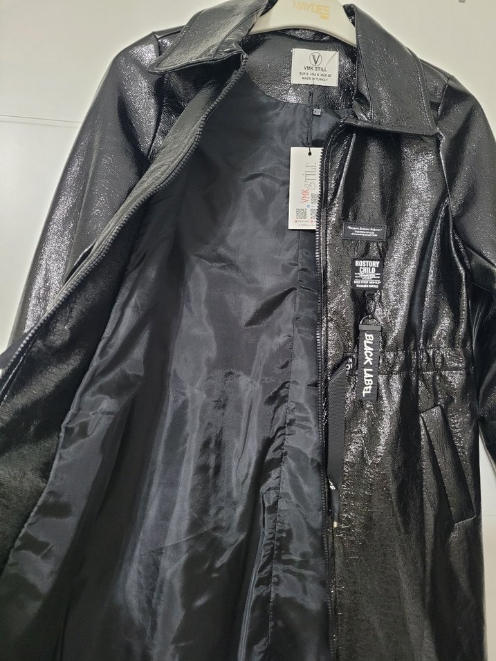 Siyah Parlak Deri Yılan Desenli Uzun Trençkot - Görsel 3