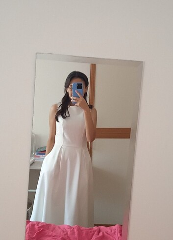 Beyaz midi boy pileli elbise 