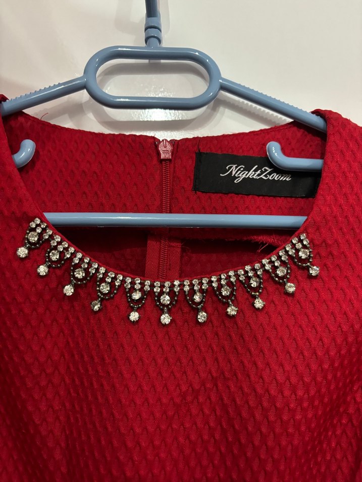 Kırmızı Zincir Detaylı Kolsuz Midi Elbise - Görsel 2