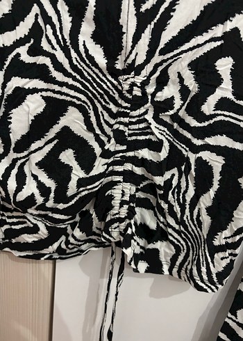 Zebra Desenli Kısa Kadın Bluz - Görsel 3