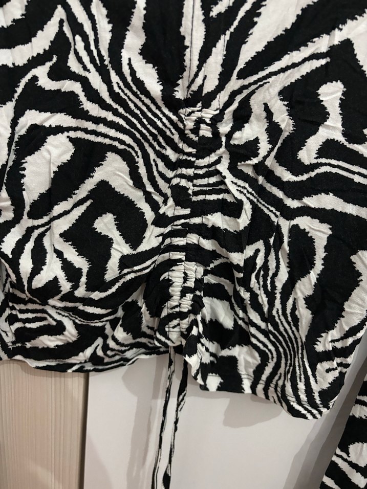 Zebra Desenli Kısa Kadın Bluz - Görsel 3