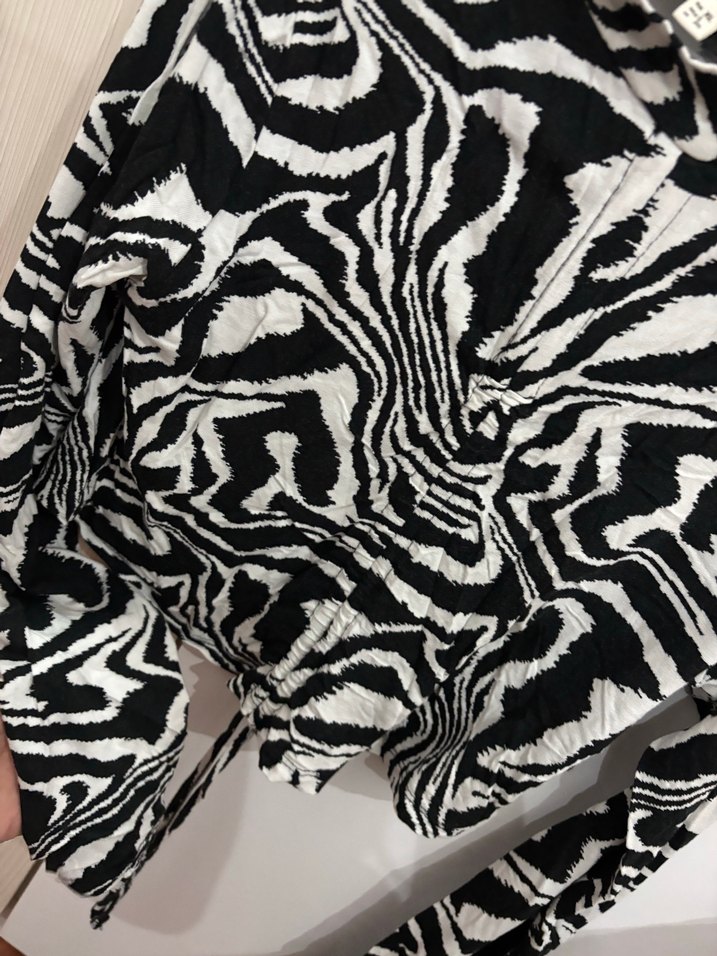 Zebra Desenli Kısa Kadın Bluz - Görsel 4