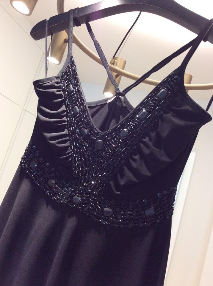 İnci Detaylı Siyah V Yaka Midi Elbise - Görsel 2