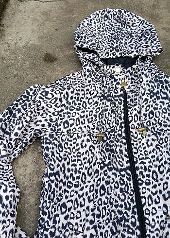Kapüşonlu Leopar Desenli Kadın Yağmurluk - Görsel 2
