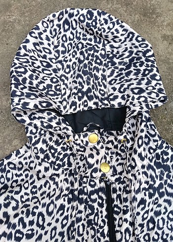 Kapüşonlu Leopar Desenli Kadın Yağmurluk - Görsel 5