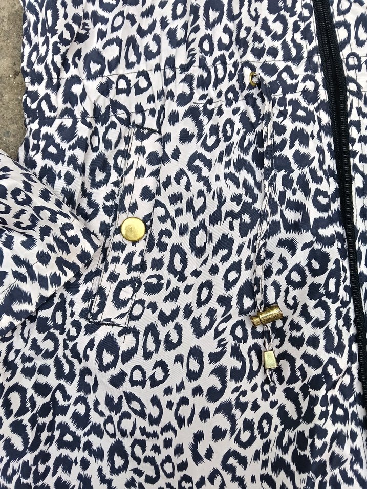 Kapüşonlu Leopar Desenli Kadın Yağmurluk - Görsel 3