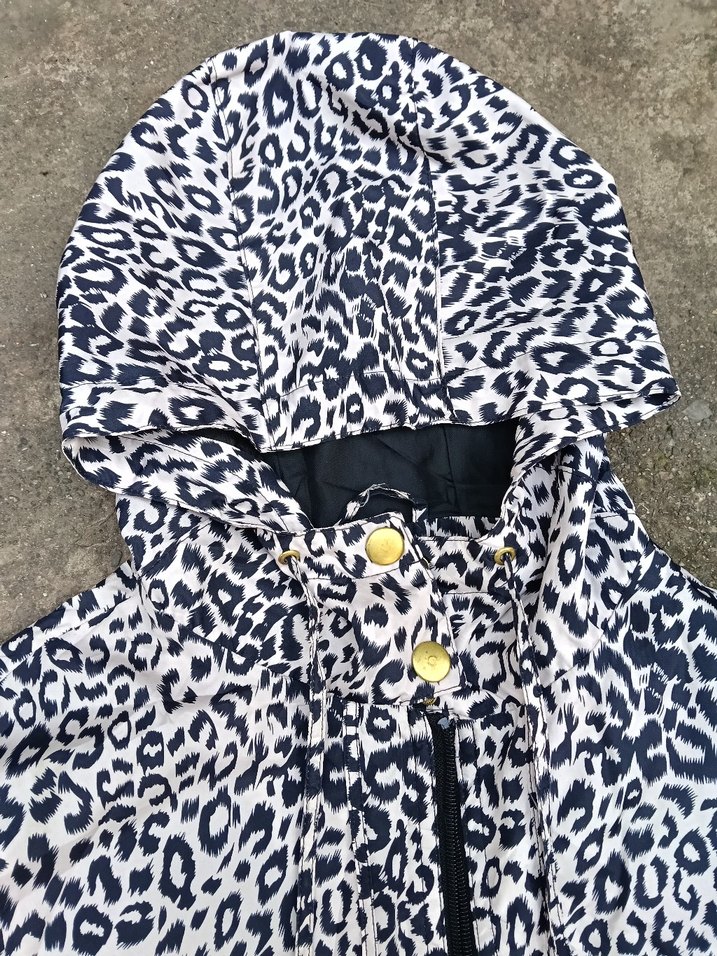 Kapüşonlu Leopar Desenli Kadın Yağmurluk - Görsel 5