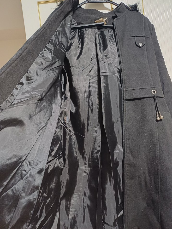 Siyah Diz boy Kadın Kürklü Kapüşonlu Kaşe - Görsel 3