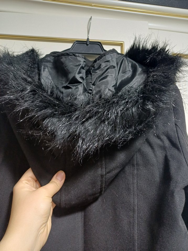 Siyah Diz boy Kadın Kürklü Kapüşonlu Kaşe - Görsel 5