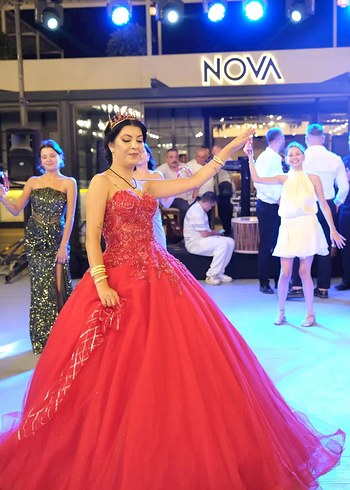 Kırmızı Parlak Straplez Uzun Kına Abiye Elbise - Görsel 3