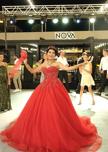 Kırmızı Parlak Straplez Uzun Kına Abiye Elbise - Görsel 4