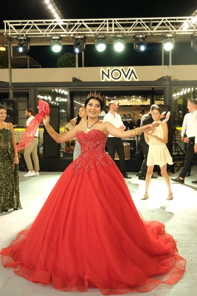 Kırmızı Parlak Straplez Uzun Kına Abiye Elbise - Görsel 4