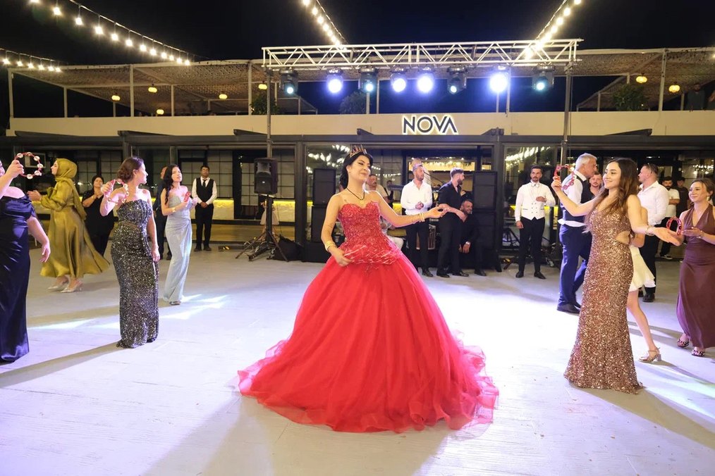 Kırmızı Parlak Straplez Uzun Kına Abiye Elbise - Görsel 5