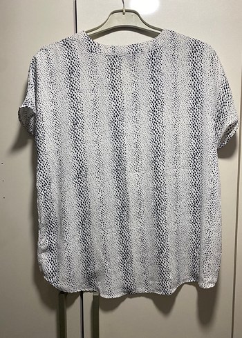 Düğmeli V Yaka Yılan Desenli Keten Bluz - Görsel 2