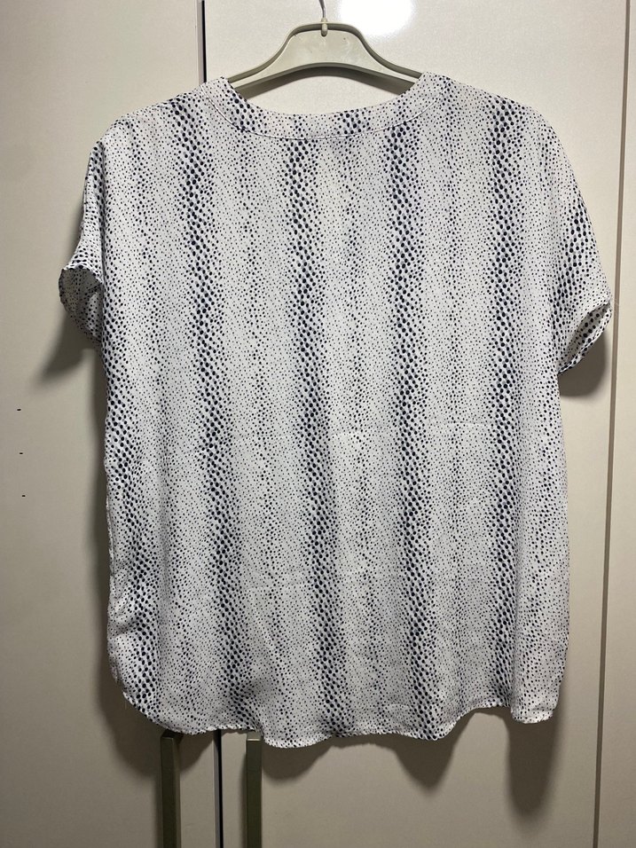 Düğmeli V Yaka Yılan Desenli Keten Bluz - Görsel 2