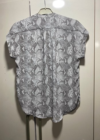 Gri Yılan Desenli Kısa Kollu Kadın Bluz - Görsel 4