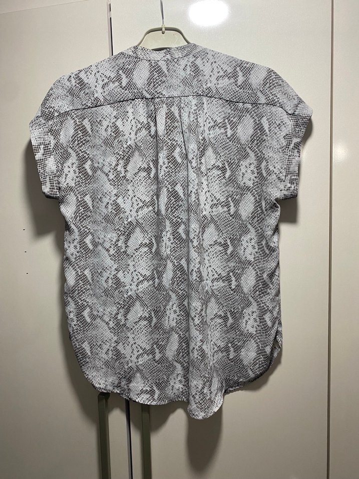 Gri Yılan Desenli Kısa Kollu Kadın Bluz - Görsel 4