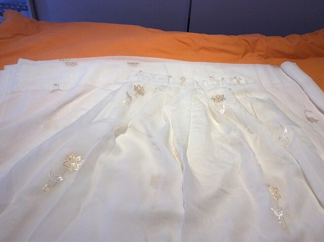 Alın rengi yaprak veçiçekleri olan iki adet kısa perde - Görsel 2