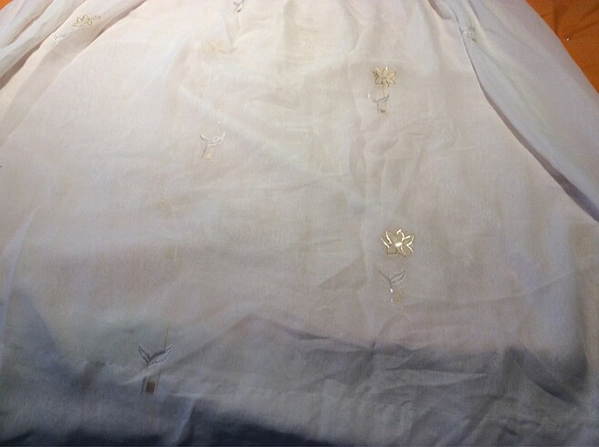 Alın rengi yaprak veçiçekleri olan iki adet kısa perde - Görsel 3