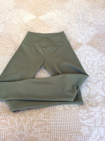 Asker yeşili çok güzel bir tayt - Görsel 2