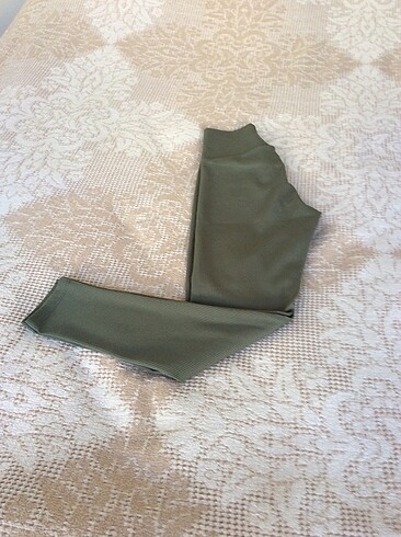 Asker yeşili çok güzel bir tayt - Görsel 3