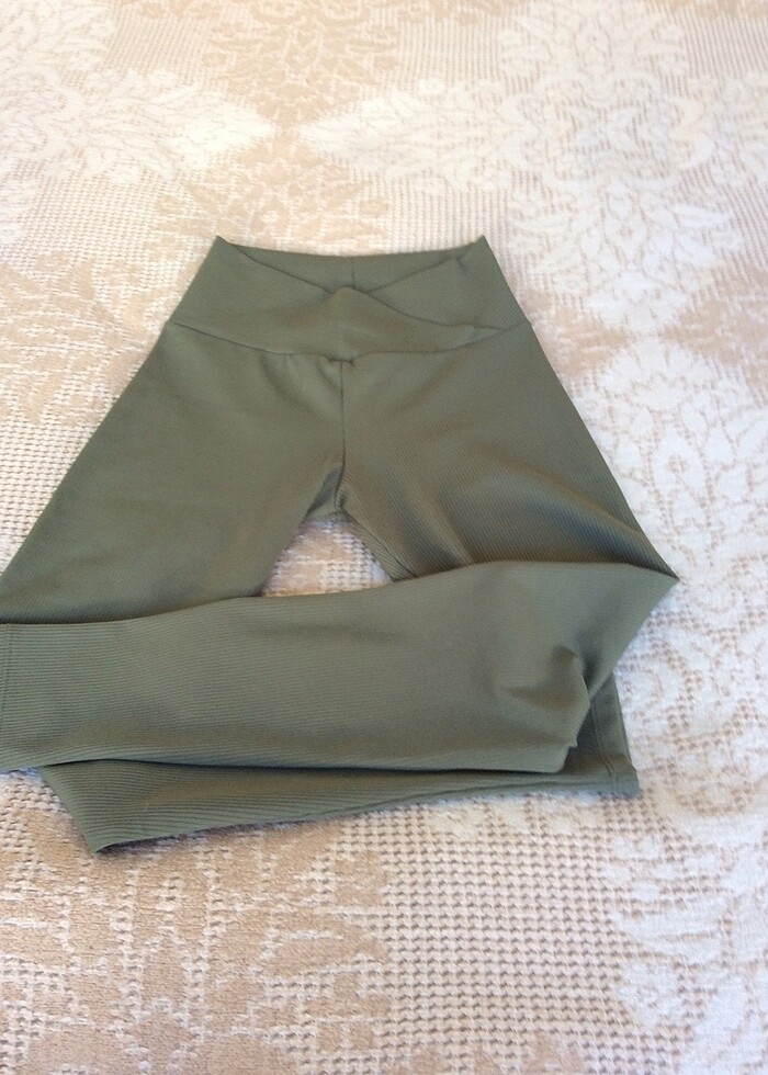 Asker yeşili çok güzel bir tayt - Görsel 2