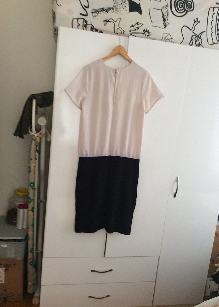 Üstü kırem rengi etek kısmı siyah elbise - Görsel 2