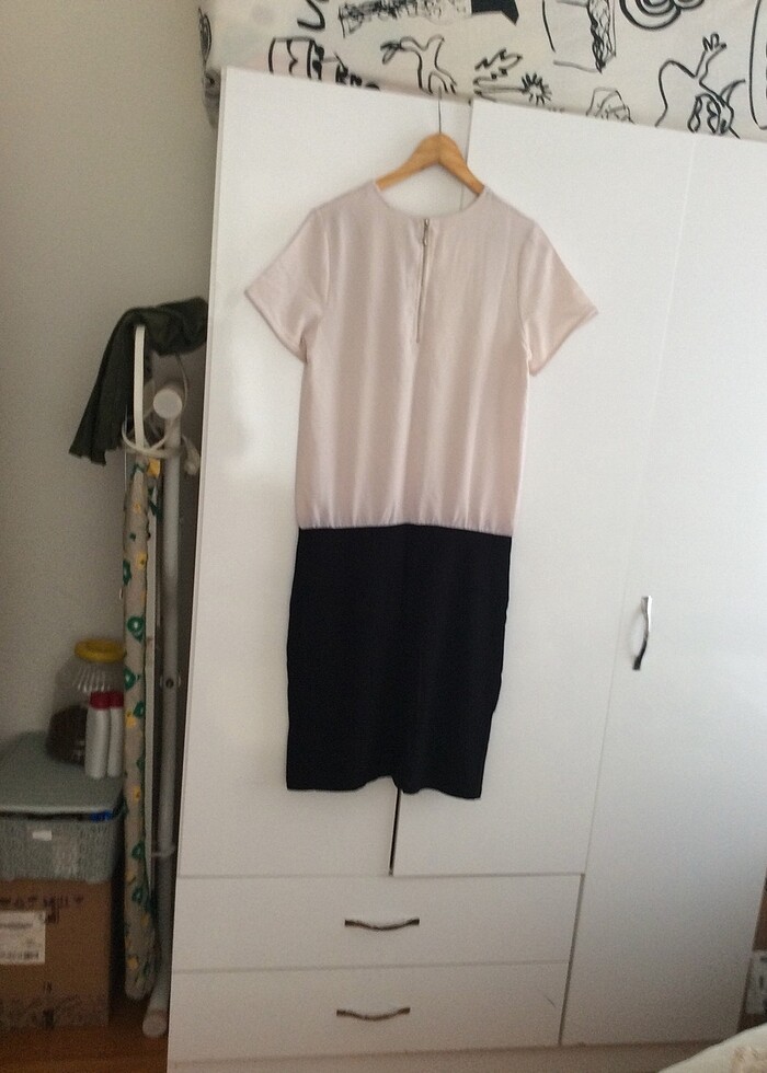 Üstü kırem rengi etek kısmı siyah elbise - Görsel 3